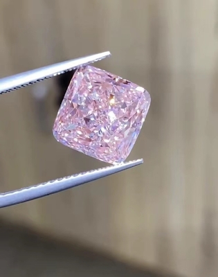 O laboratório criou o diamante cor-de-rosa sintético fraco colorido do corte do coxim dos diamantes 6CT