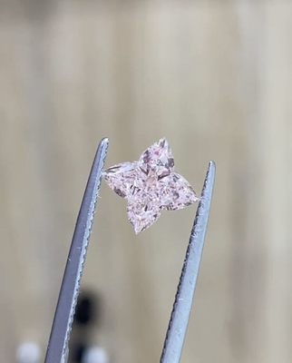 O laboratório sintético projetou o diamante cor-de-rosa intenso da fantasia do trevo da folha dos diamantes quatro