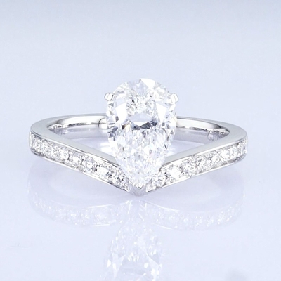 Anel de diamante de 18 quilates em forma de pêra branco de laboratório crescido Princesa de design para presentes para a festa