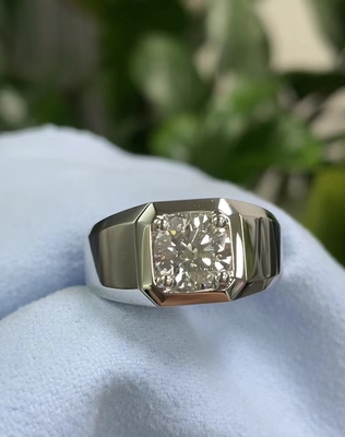 Anel de diamantes de laboratório em ouro branco de 18K e cor para noivado e casamento